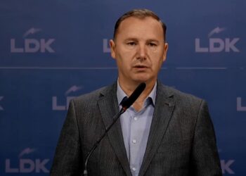 “Askush s’është mbi institucionet”, Zemaj i bën thirrje LVV-së ta thërrasë seancën.