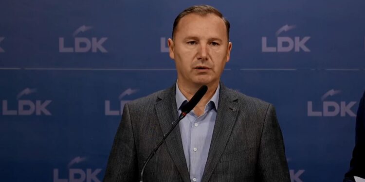 “Askush s’është mbi institucionet”, Zemaj i bën thirrje LVV-së ta thërrasë seancën.