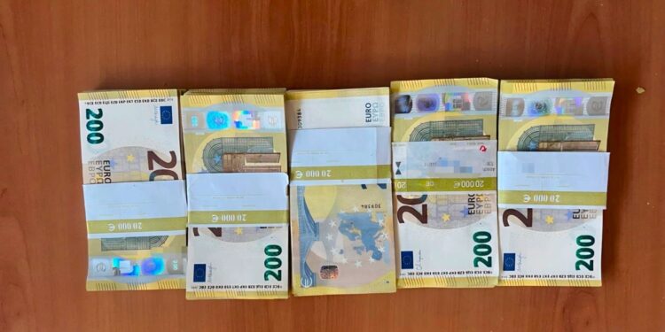 Parandalohen të futen në Kosovë 100 mijë euro të padeklaruara