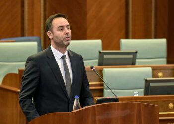 Konjufca: “Moskonstituimi i Kuvendit është dëm më i vogël se dhuna ndaj Kurtit”.