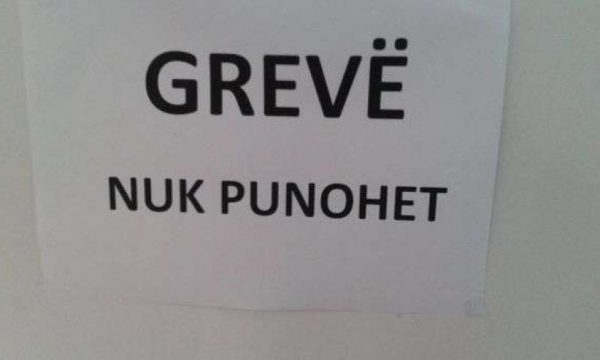 Punëtorët teknikë të shkollave në Prishtinë hyjnë në grevë nga 1 shtatori.