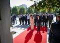 Haxhiu e Kurti vendosin lule te Monumenti i të Zhdukurve: “Serbia t’i hapë arkivat”