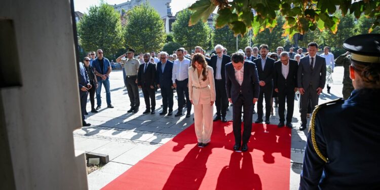 Haxhiu e Kurti vendosin lule te Monumenti i të Zhdukurve: “Serbia t’i hapë arkivat”