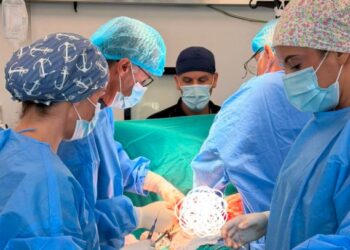 Operacion i rrallë në QKUK: 23-vjeçarit i hiqet tumori gjigant prej 3.5 kilogramësh.
