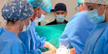 Operacion i rrallë në QKUK: 23-vjeçarit i hiqet tumori gjigant prej 3.5 kilogramësh.