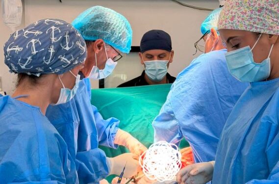 Operacion i rrallë në QKUK: 23-vjeçarit i hiqet tumori gjigant prej 3.5 kilogramësh.
