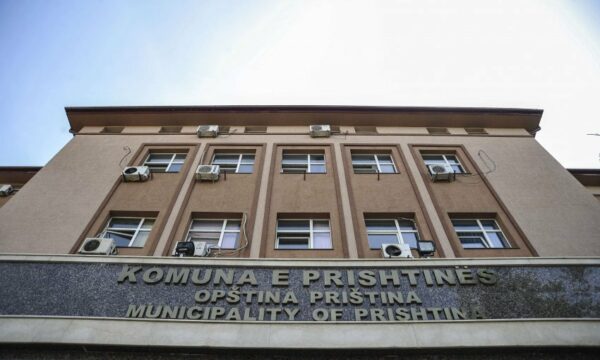 Komuna e Prishtinës mban konferencë për situatën në “Pastrimi”.