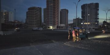 Kuba në errësirë totale, kolapson sërish rrjeti energjetik kombëtar