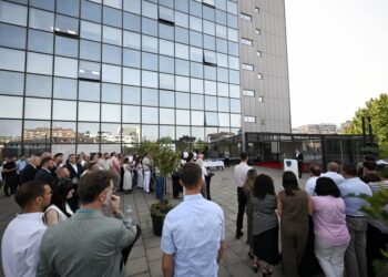 Kurti mbledh zyrtarët në “Ballkonin e Hapur”: Duhet të punojmë bashkë, pa dallime