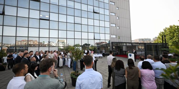 Kurti mbledh zyrtarët në “Ballkonin e Hapur”: Duhet të punojmë bashkë, pa dallime