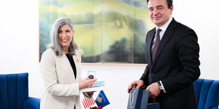 Kurti takon senatoren amerikane Joni Ernst, diskutuan sigurinë dhe formimin e institucioneve