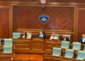 Nis vazhdimi i seancës konstituive të Kuvendit, 109 deputetë në sallë – Kurti kërkon kohë shtesë, tensione në Kuvend