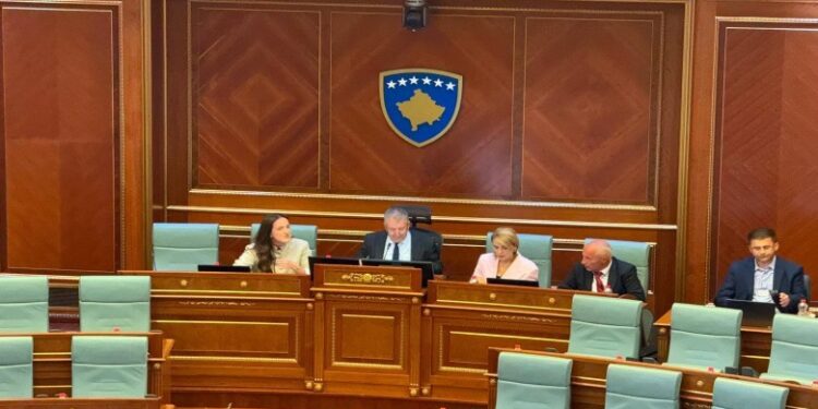 Nis vazhdimi i seancës konstituive të Kuvendit, 109 deputetë në sallë – Kurti kërkon kohë shtesë, tensione në Kuvend