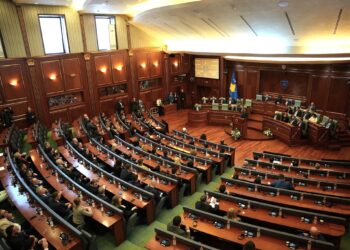 Seanca e 6 gushtit afron, intensifikohen bisedimet politike.