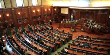 Seanca e 6 gushtit afron, intensifikohen bisedimet politike.