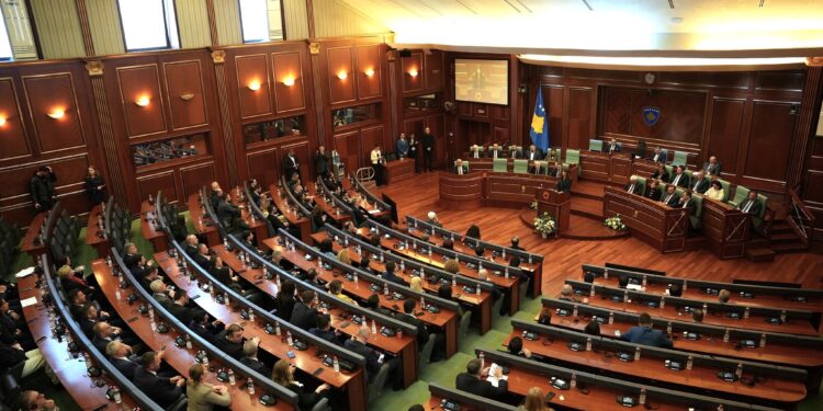 Seanca e 6 gushtit afron, intensifikohen bisedimet politike.