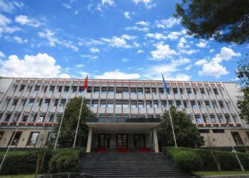 Shqipëria riatdheson nga Siria pesë shtetas, gra dhe fëmijë