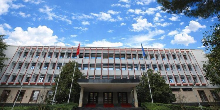 Shqipëria riatdheson nga Siria pesë shtetas, gra dhe fëmijë