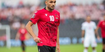 Nedim Bajrami transferohet te Al Taawoun, prezantohet si “magjistari” i ri i skuadrës