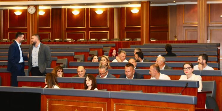 PDK kërkon sërish vazhdimin e seancës konstituive, deputetët mblidhen në Kuvend