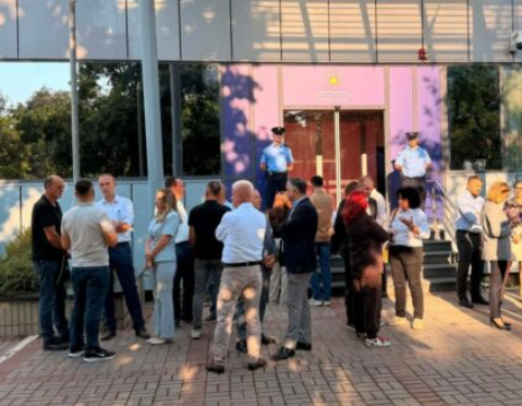PDK për të shtatën ditë proteston para Qeverisë, kërkon vazhdimin e seancës konstituive