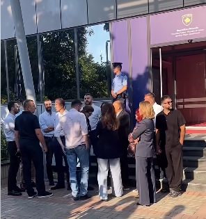 PDK bllokon hyrjen në Qeveri, Hoxhaj: Kurti nuk është më kryeministër