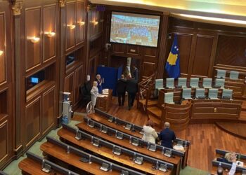 PDK rikthehet në sallën e Kuvendit, Reçica godet Kurtin: “Vandali s’mund t’ua marrë deputetëve mandatin”