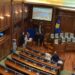 PDK rikthehet në sallën e Kuvendit, Reçica godet Kurtin: “Vandali s’mund t’ua marrë deputetëve mandatin”
