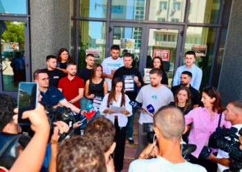 RDK aksion simbolik para Kuvendit: Vendosen posterë me mbishkrimin “Shkelësit e Kushtetutës”