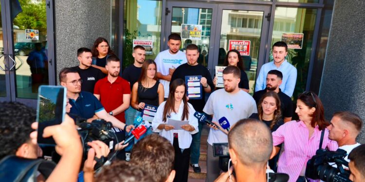 RDK aksion simbolik para Kuvendit: Vendosen posterë me mbishkrimin “Shkelësit e Kushtetutës”