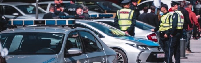 Shtetasi serb pengon policët në detyrë, shoqërohet në polici.