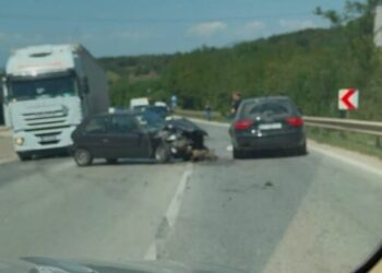 Përplasen tri vetura në Landovicë, raportohet për një person të lënduar.