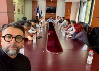 “Jemi këtu”, Behrami publikon pamje nga Kuvendi me deputetët e PDK-së.