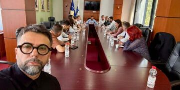 “Jemi këtu”, Behrami publikon pamje nga Kuvendi me deputetët e PDK-së.