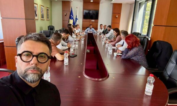 “Jemi këtu”, Behrami publikon pamje nga Kuvendi me deputetët e PDK-së.
