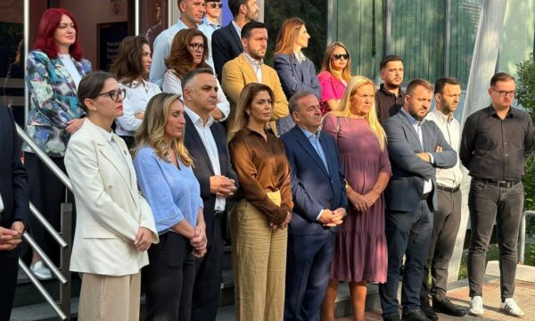 “Aksioni para Qeverisë merr hov: PDK-së dhe Aleancës u bashkohen edhe studentët e UP-së”.