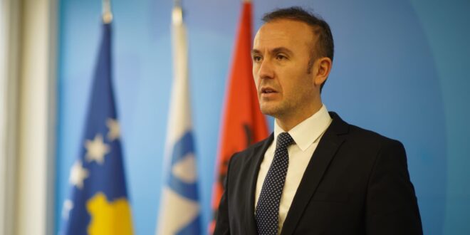 “Kurti është uzurpator”, Arben Mustafa kërkon vazhdimin e seancës konstituive
