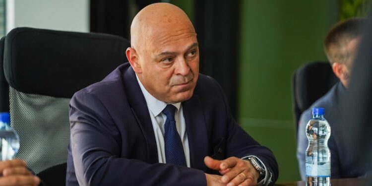 Pas zhvillimeve në Kuvend, Ardian Gjini thërret konferencë për media në orën 17:00