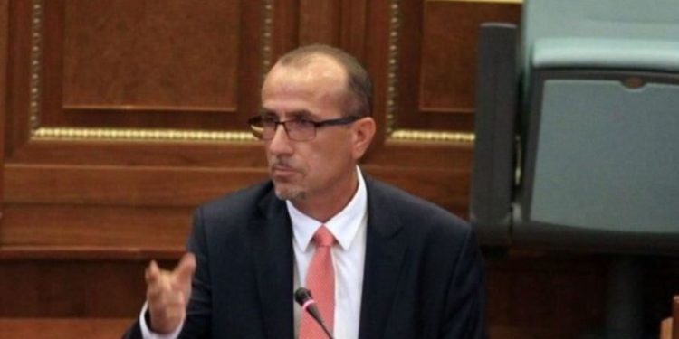 Ish-deputeti i PDK-së: VV ka uzurpuar pozitat shtetërore, nëse s’vepron Prokuroria duhet të reagojnë qytetarët.