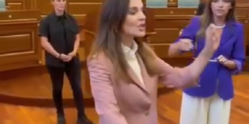 “Dyert janë të mbyllura” – “Jo, janë të hapura”: Përplasje Çitaku–Haxhiu në Kuvend.