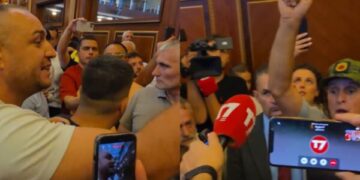 “Analfabet i Kurtit”, përplasje verbale mes qytetarëve dhe militantit me plis