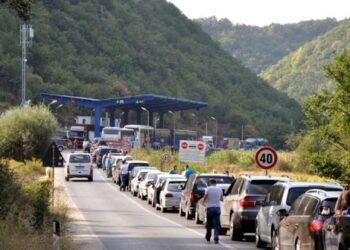 Kolona deri në 500 metra në Muçibabë, pritje të gjata edhe në Dheu i Bardhë.