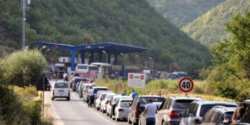 Kolona deri në 500 metra në Muçibabë, pritje të gjata edhe në Dheu i Bardhë.
