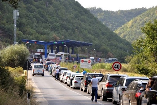 Kolona deri në 500 metra në Muçibabë, pritje të gjata edhe në Dheu i Bardhë.