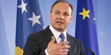 Hoxhaj i drejtohet Kurtit: “Mos e luj kryeministrin, o deputet uzurpues”.