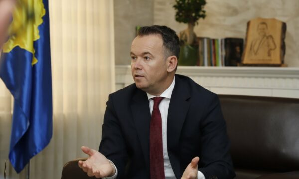 Aksidenti tragjik me dy viktima, Peci: “Ditë e rëndë për Mitrovicën, ngushëllime familjeve”.