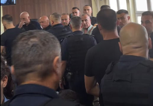 Befasuese në Gllogjan: Gjykata shpall të pafajshëm tre të akuzuarit për vrasjen e trefishtë