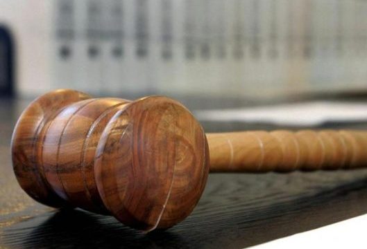 Vrasja në Aktash: Mbrojtësi ngre dyshime për AK-47 dhe hetimet – “Si u vendos arma në trupin e viktimës?”