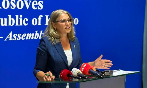 Haxhiu kritikon Qeverinë për vonesën e subvencionimit të teksteve shkollore: “Ku mbeti premtimi?”