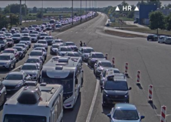 Kolona të gjata në kufirin Serbi–Kroaci, mërgimtarët përballen me pritje të gjata.